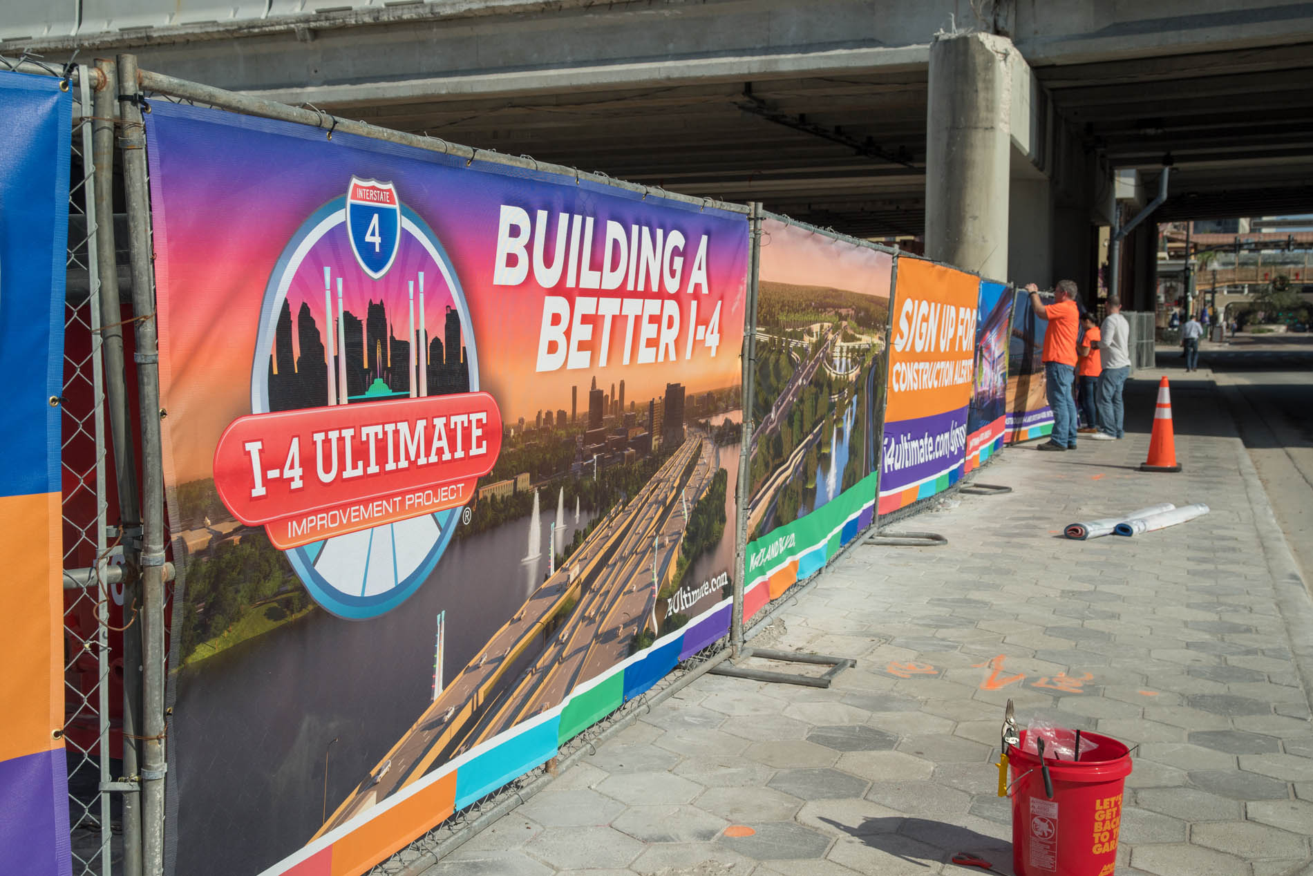 Global-5 installs I-4 Ultimate fence banners encouraging drivers to sign up for alerts